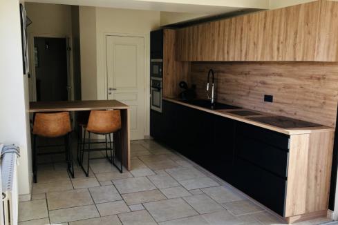 Cuisine noire et bois avec coin repas , une cuisine réalisée par SoCoo'c Clermont Riom