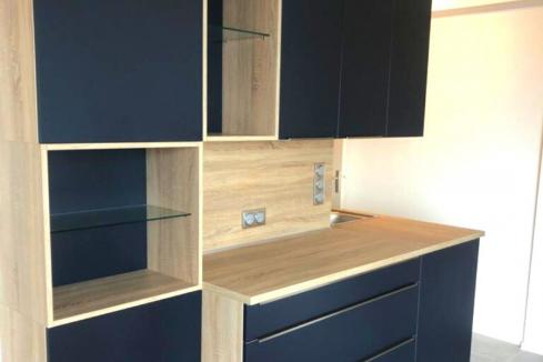 Petite cuisine bleue et bois pour appartement, une cuisine réalisée par SoCoo'c Vannes