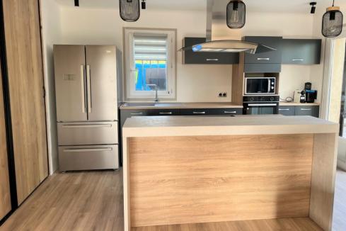 Cuisine girse et bois de Mr et Mme R, une cuisine réalisée par SoCoo'c Fréjus