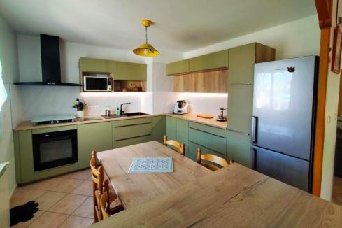 La cuisine vert provence et bois de Sylvie et André, une cuisine réalisée par SoCoo'c Chambéry
