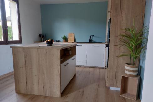 Une cuisine blanche et bois, un look intemporel, une cuisine réalisée par SoCoo'c Clermont Riom