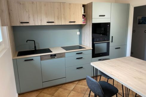 Cuisine bois et bleue avec coin repas, une cuisine réalisée par SoCoo'c Lyon Chaponost