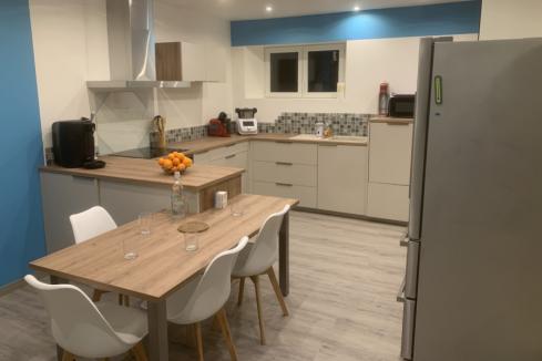 Cuisine beige et bois avec coin repas , une cuisine réalisée par SoCoo'c Avranches