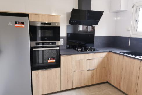 Une cuisine noire et bois !, une cuisine réalisée par SoCoo'c Dax