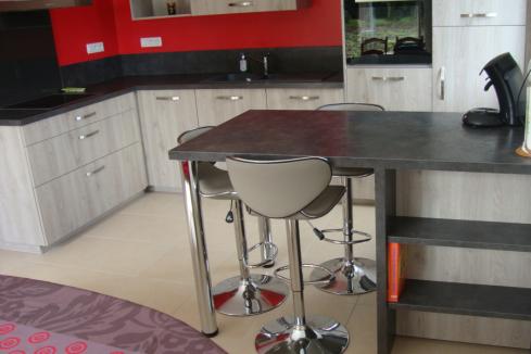 Cuisine équipée en L avec une presqu&#039;ile, une cuisine réalisée par SoCoo'c Quimper
