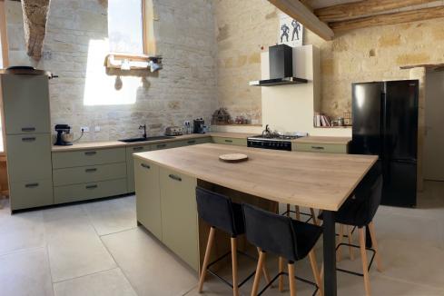 La cuisine vert provence et bois de Mme L, une cuisine réalisée par SoCoo'c Saumur