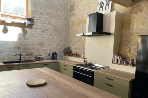 La cuisine vert provence et bois de Mme L, une cuisine réalisée par SoCoo'c Saumur