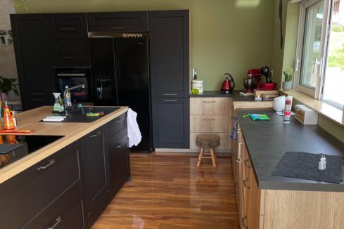 La cuisine noire et bois de M et Mme D. , une cuisine réalisée par SoCoo'c Selestat