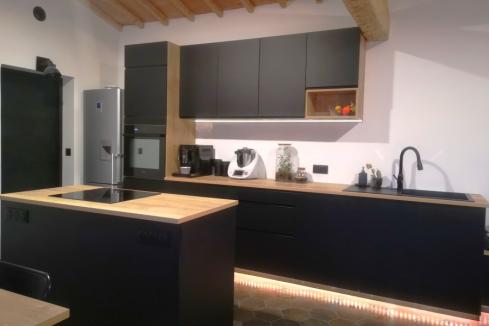 La cuisine noire et bois de Lauriane, une cuisine réalisée par SoCoo'c Toulon La Garde