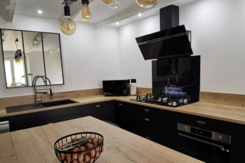 Cuisine noire et bois au style industriel, une cuisine réalisée par SoCoo'c Brive la Gaillarde