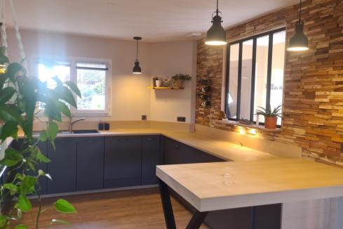 Cuisine noire et bois style industriel, une cuisine réalisée par SoCoo'c Dax
