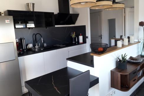 La cuisine noire et blanche moderne de Gérard, une cuisine réalisée par SoCoo'c Toulon La Garde