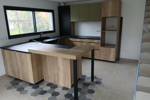 cuisine en bois avec son espace bar, une cuisine réalisée par SoCoo'c Selestat