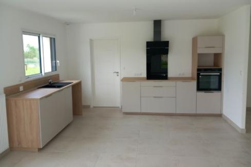 Cuisine beige et bois , une cuisine réalisée par SoCoo'c Laval