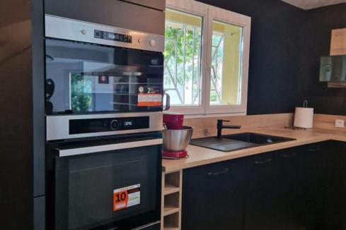 Cuisine noire et bois moderne, une cuisine réalisée par SoCoo'c Dax