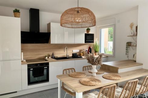 La cuisine blanche et bois de Fanny et Enzo, une cuisine réalisée par SoCoo'c Chambéry