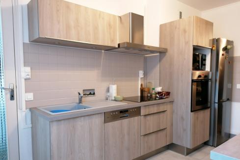Cuisine couloir en chêne grisée, une cuisine réalisée par SoCoo'c Roanne