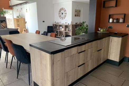 Cuisine noire et bois avec coin repas, une cuisine réalisée par SoCoo'c Avignon Vedene