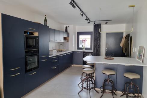 La cuisine bleue nocturne et blanche de Justine, une cuisine réalisée par SoCoo'c Chambéry