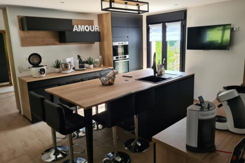 Cuisine noire et bois moderne avec verrière, une cuisine réalisée par SoCoo'c Charleville