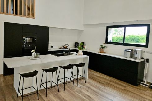 La cuisine noire et blanche de Christelle &amp; Rémy, une cuisine réalisée par SoCoo'c Vichy