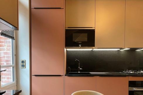 Cuisine terra rosa et noire moderne, une cuisine réalisée par SoCoo'c Deauville
