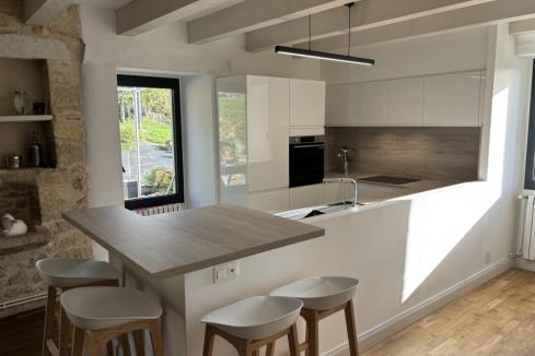 La cuisine blanc et bois de M. &amp; Mme S., une cuisine réalisée par SoCoo'c Cahors