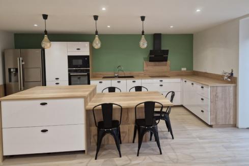 Cuisine blanche et bois avec un îlot original, une cuisine réalisée par SoCoo'c Saint Brieuc/Langueux