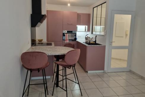 Petite cuisine rose avec sa verrière, une cuisine réalisée par SoCoo'c Saint Brieuc/Langueux