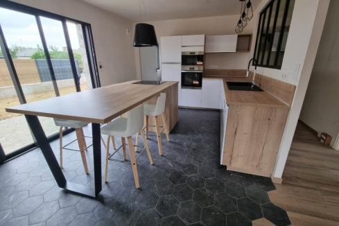 Cuisine blanche et bois moderne avec verrière, une cuisine réalisée par SoCoo'c Saint Brieuc/Langueux