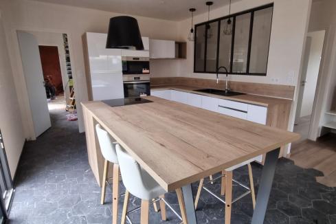 Cuisine blanche et bois moderne avec verrière, une cuisine réalisée par SoCoo'c Saint Brieuc/Langueux