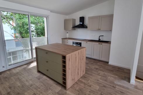 Cuisine chamois et bois avec îlot, une cuisine réalisée par SoCoo'c Rennes Melesse