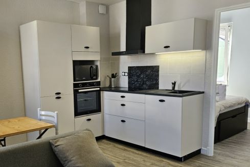 Petite noire et blanche moderne , une cuisine réalisée par SoCoo'c Agen