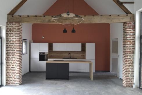 Cuisine centrale avec maxi hauteur sous plafond, une cuisine réalisée par SoCoo'c Douai