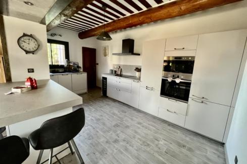 Cuisine grise et blanche avec coin repas, une cuisine réalisée par SoCoo'c Montpellier Lattes