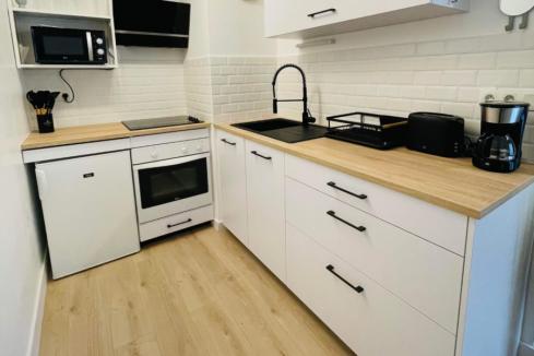 La cuisine blanche et bois de  Mme &amp; Mr Le T, une cuisine réalisée par SoCoo'c Lannion