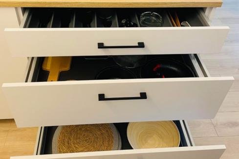 La cuisine blanche et bois de  Mme &amp; Mr Le T, une cuisine réalisée par SoCoo'c Lannion