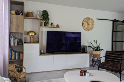 Le meuble télé blanc et bois de Florent , une cuisine réalisée par SoCoo'c La Rochelle