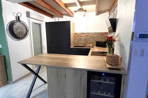 La cuisine noire et bois indus de Cindy et Florian , une cuisine réalisée par SoCoo'c Valence
