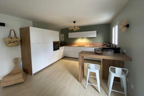 Cuisine blanche et bois avec coin repas, une cuisine réalisée par SoCoo'c Rennes Melesse