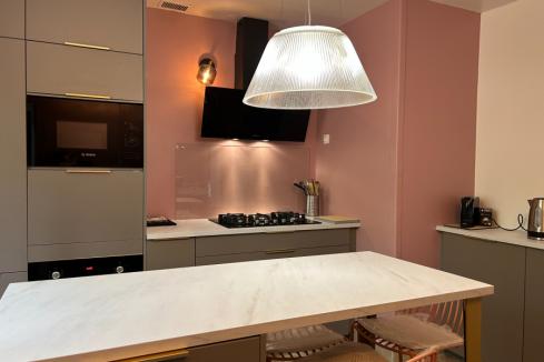 La cuisine grise et blanche de Mr &amp; Mme V., une cuisine réalisée par SoCoo'c Cahors
