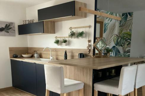 Cuisine blanche et bois avec coin repas, une cuisine réalisée par SoCoo'c Seclin
