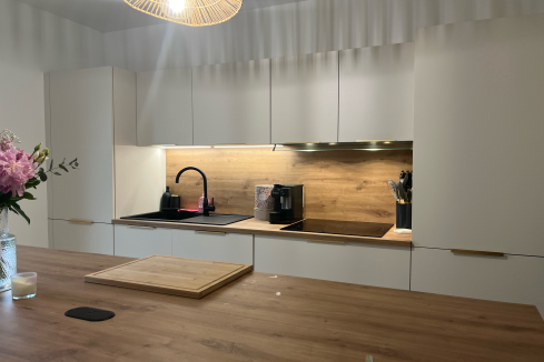 Cuisine blanche et bois moderne, une cuisine réalisée par SoCoo'c Roanne