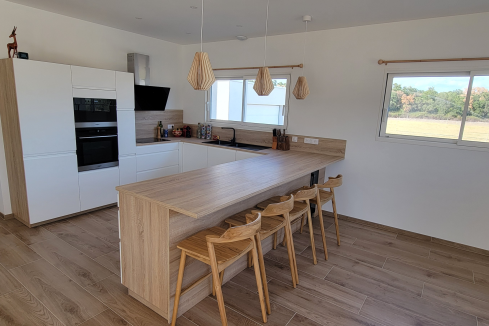 Cuisine blanche et bois de Jérôme, une cuisine réalisée par SoCoo'c Bastia