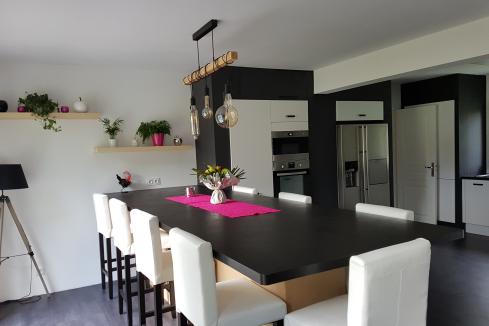 Cuisine blanche et noire avec îlot espace repas, une cuisine réalisée par SoCoo'c Saint Brieuc/Langueux