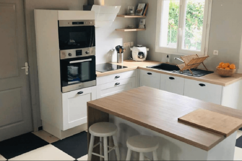 Une jolie petite cuisine blanche et bois, une cuisine réalisée par SoCoo'c Bordeaux le Lac