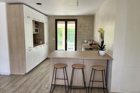 Cuisine blanche et bois au style scandinave, une cuisine réalisée par SoCoo'c Tours Sud