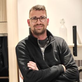 Damien , Poseur