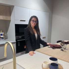 Amandine, Assistante