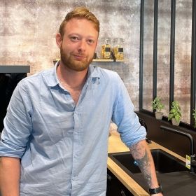 Steven, Manager